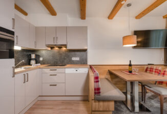 Wohn-Essbereich mit Kochnische/Living-dining area with kitchenette