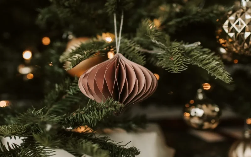 Weihnachtsbaum mit Dekoration