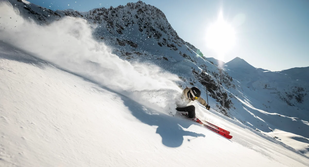 Skifahrer auf der Piste während seines Skiurlaub Obertauern